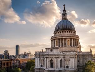 Visit the St. Paul's Cathedral & know about its rich history of this building built over 300 years