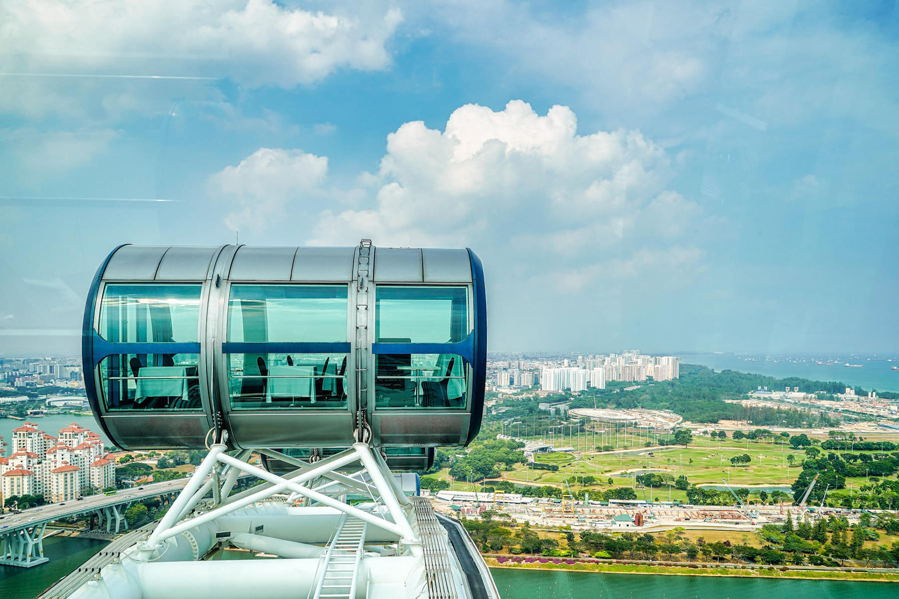 Catch unbeatable, 360-degree views of the glittering Singaporean skyline