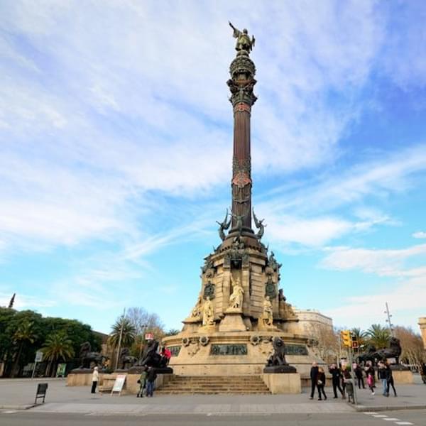 Admire the beautiful architecture of the Columbus Monument which has a lot of  history behind it