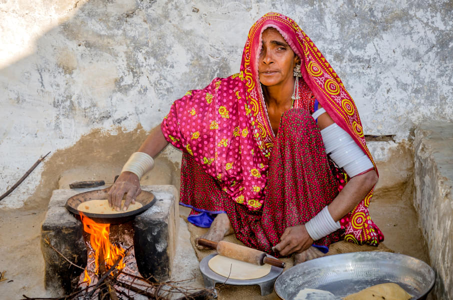 Cooking Classes in Bishnoi Village with Heena Painting Session Image