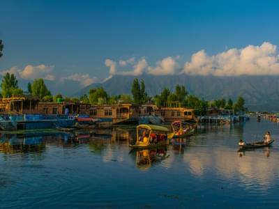 Take a boat ride on Dal Lake and get mesmerized with a magical experience amongst the ecstatic colors of the sky