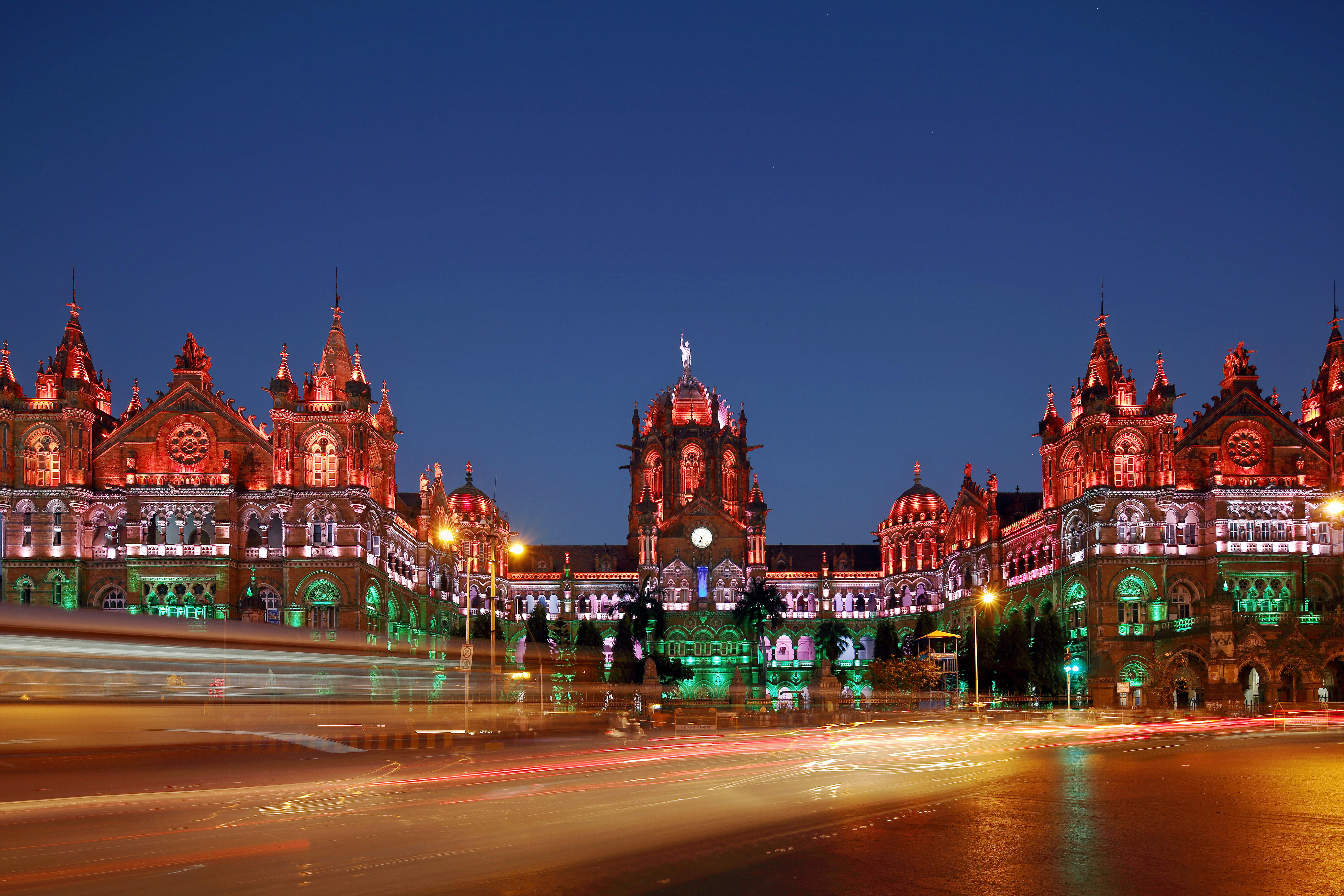 Start the night walking tour from Chhatrapati Shivaji Maharaj Terminus