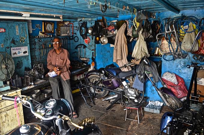 Mechanics on Manali-Leh Highway