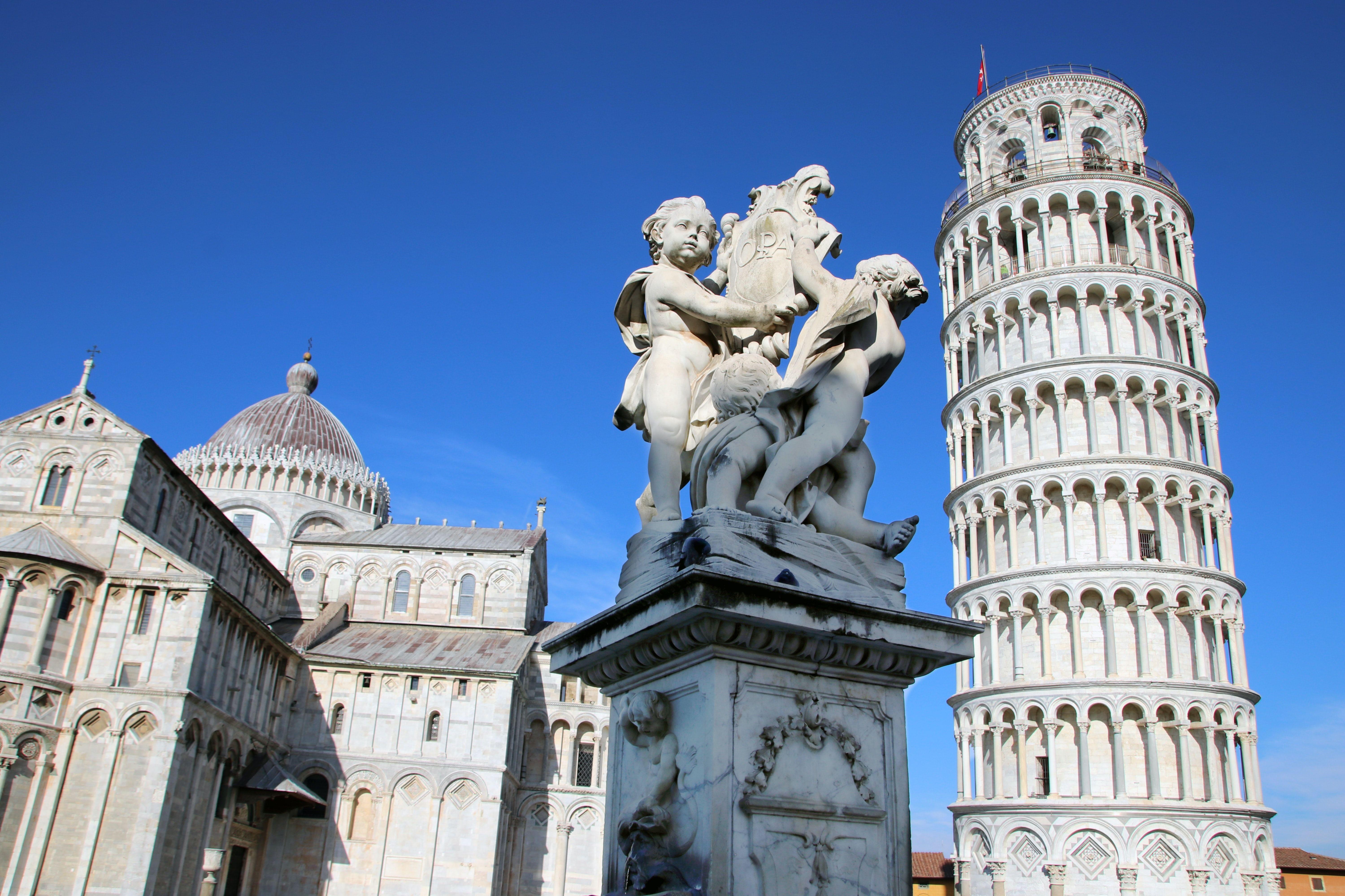 Leaning Tower of Pisa statue