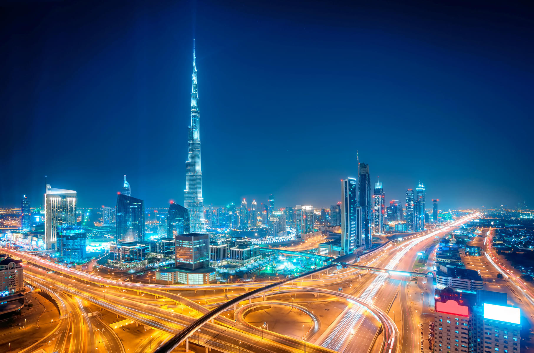Embark on an fun adventure in this dazzling metropolis of the Middle East experiencing Dubai's past & future