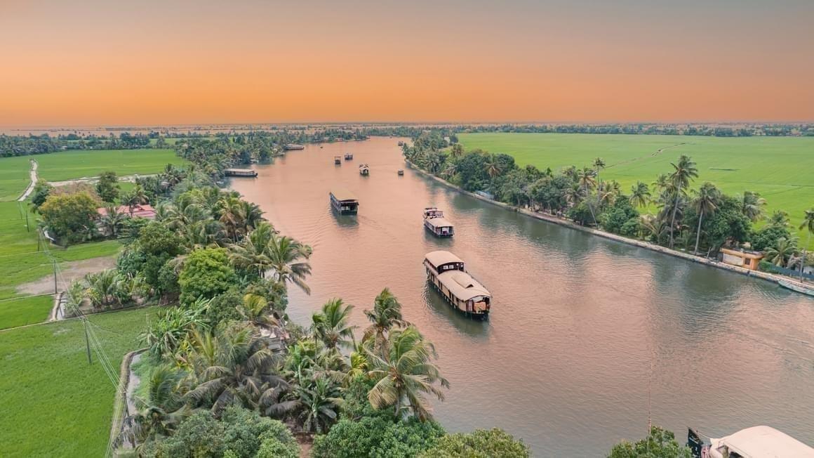 Cruises And Boats In Kerala