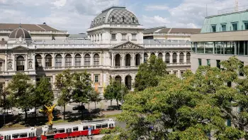 Licjwe52m2l6uxw1p8xtrdcj442b 50749 universitaet wien uni studenten studieren ring ringstrasse strassenbahn