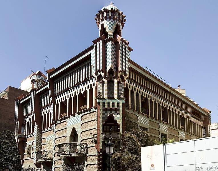 Sagrada Familia Tickets with Gaudi Houses Guided Tour Image