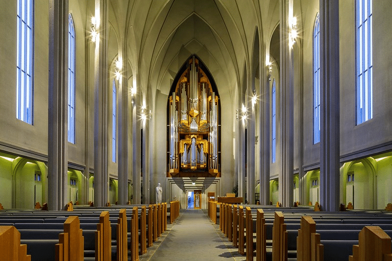 Pray in the Hallgrimskirkja Church