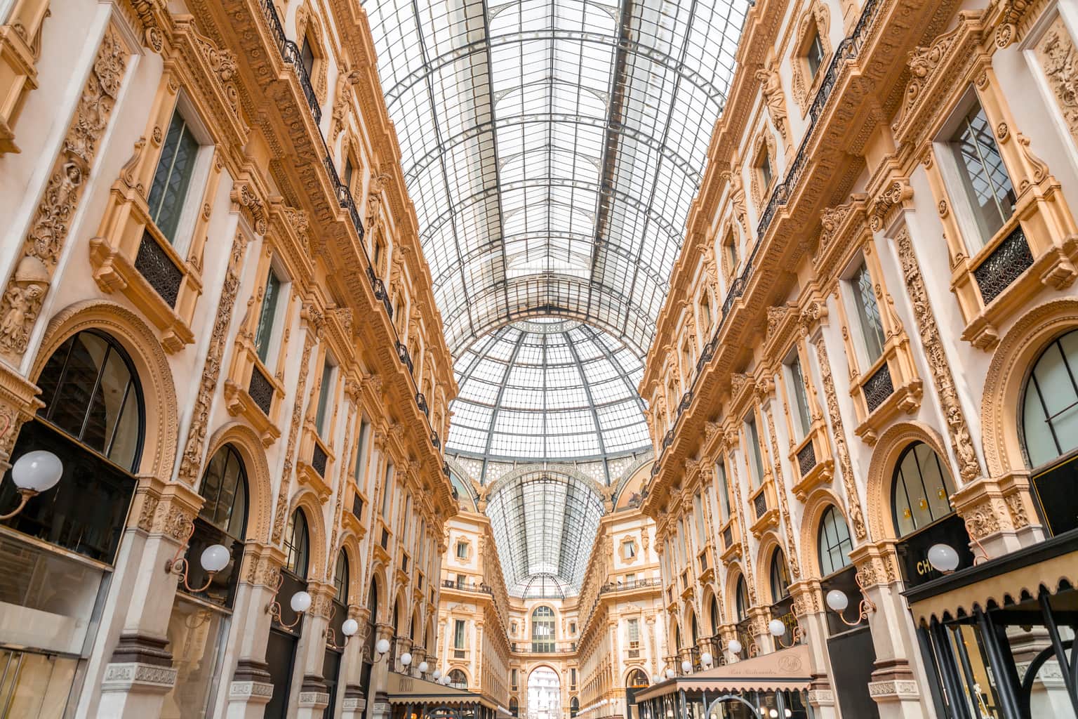 Visit the high-end art galleries and boutiques