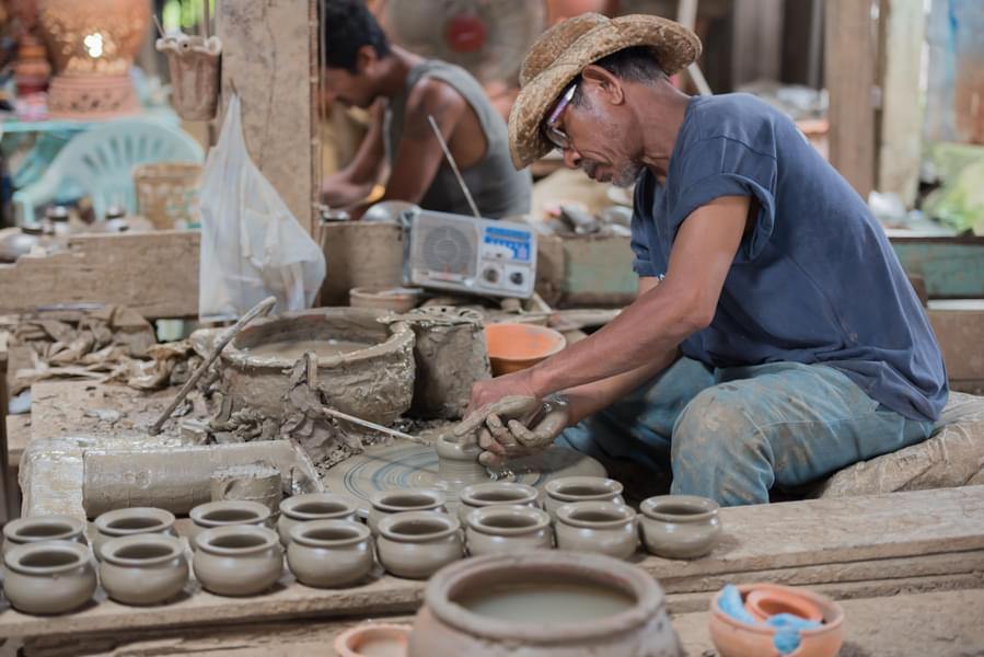 Do craft pottery at Pa Toom Pottery Factory