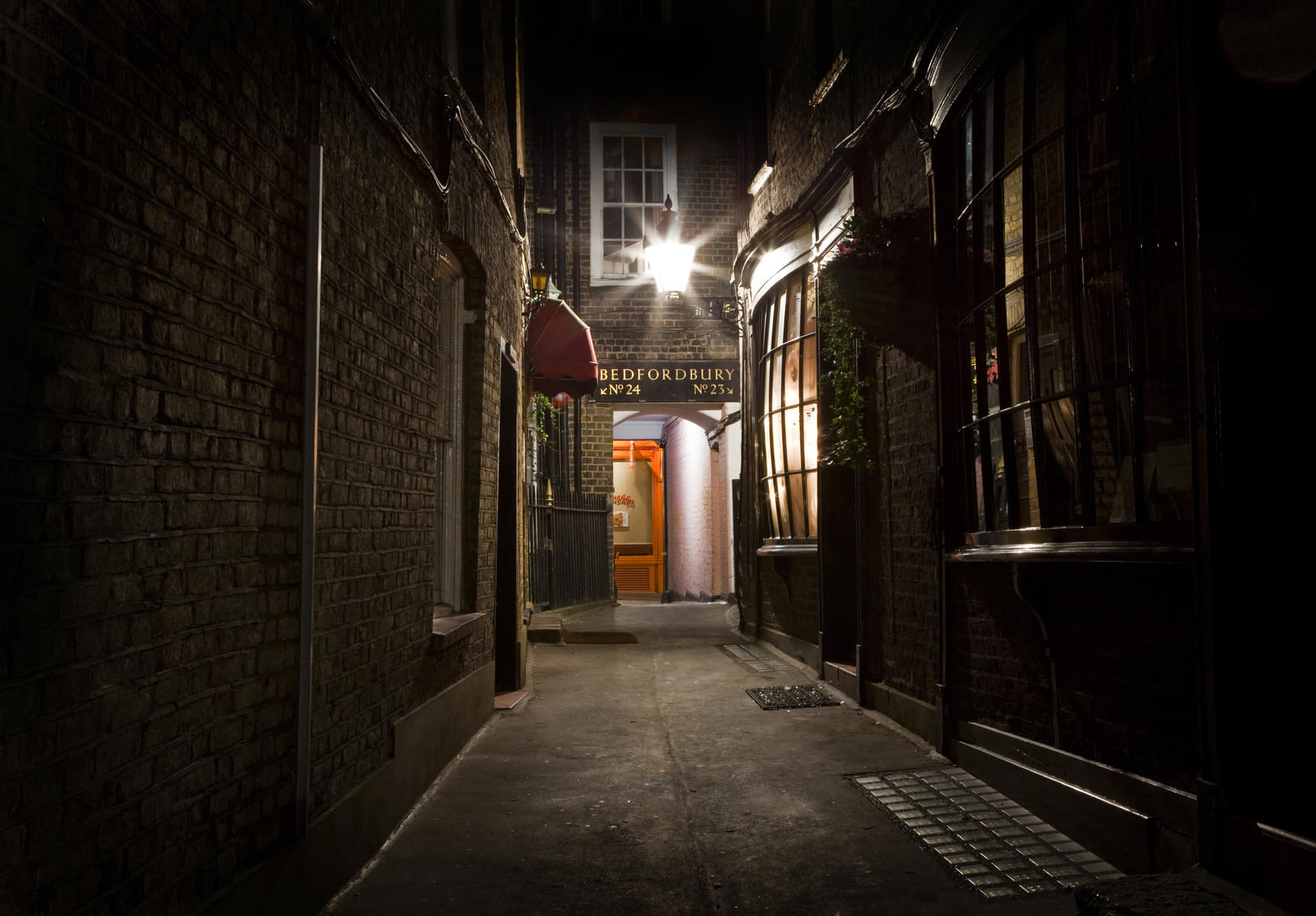 Explore the alleys of old city of London