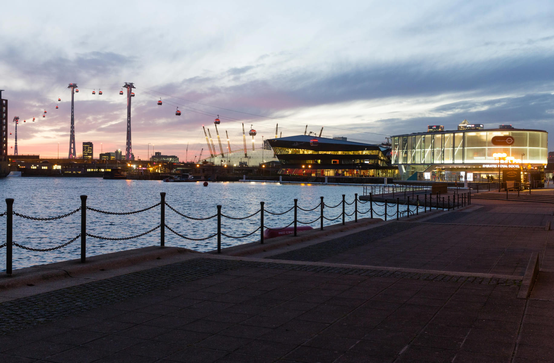 See famous landmarks of London like O2 Arena, River Thames, Shard from the IFS Cable Car