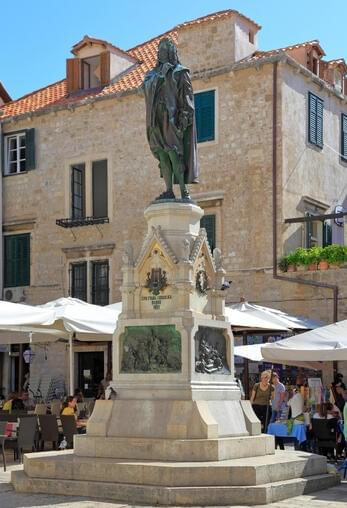 Admire the statue of Ivan Gundulić