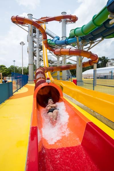 man-plays-vortex-high-speed-water-slide-in-wild-wild-wet-singapore.jpg