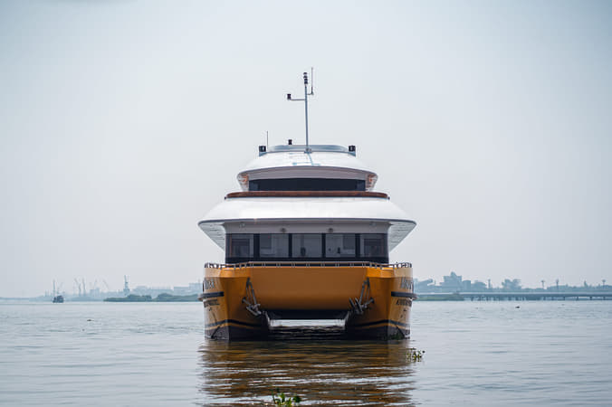 Glide along the tranquil Arabian Sea from Marine Drive in Kochi