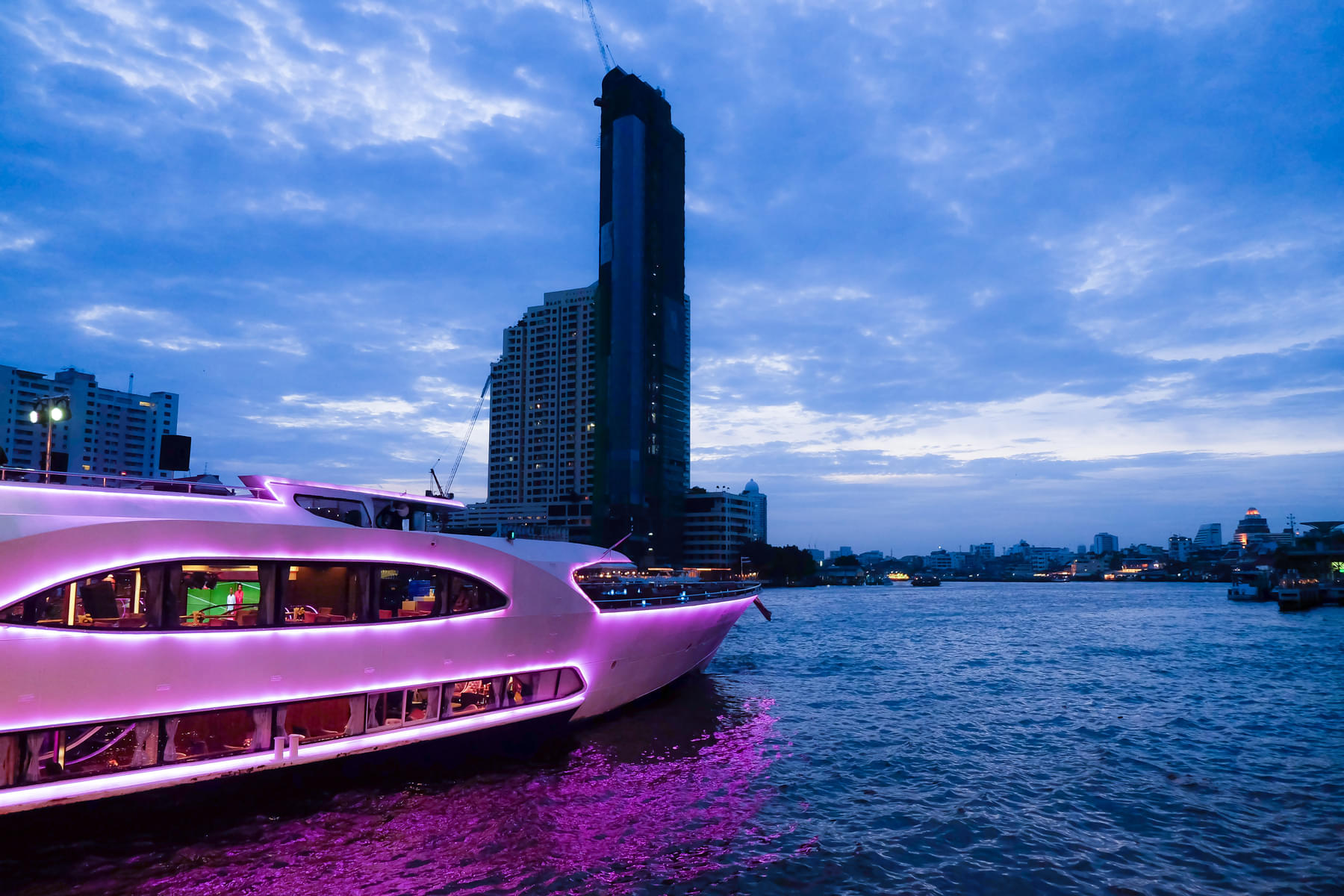 Enjoy a fun evening on the beautiful Chao Phraya river