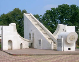 Mijvlu0hrmm0q0g9ozvb53no6y99   sun dial  jantar mantar at the ved shala (observatory)  ujjain   panoramio (4) 20170925133436