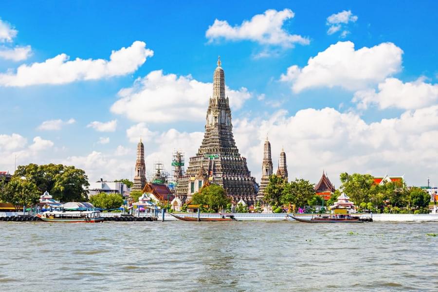 Experience the mesmerising view of the Old city of Thonburi. from your boat
