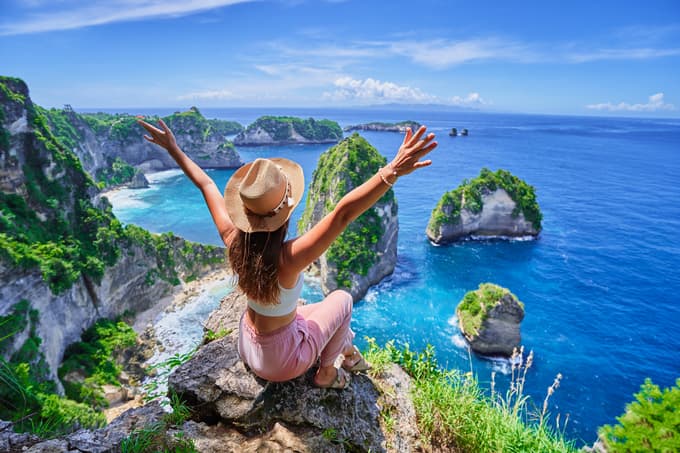 Marvel at the stunning beauty of Nusa Penida Islands, with crystal waters & cliff views