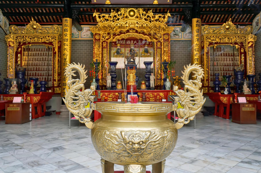 See Hong Kong's Unique Blend of Three Major Chinese Religions at Yuen Temple