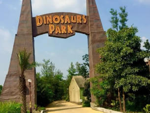 Visit the dinosaur-themed amusement park in Lonavala