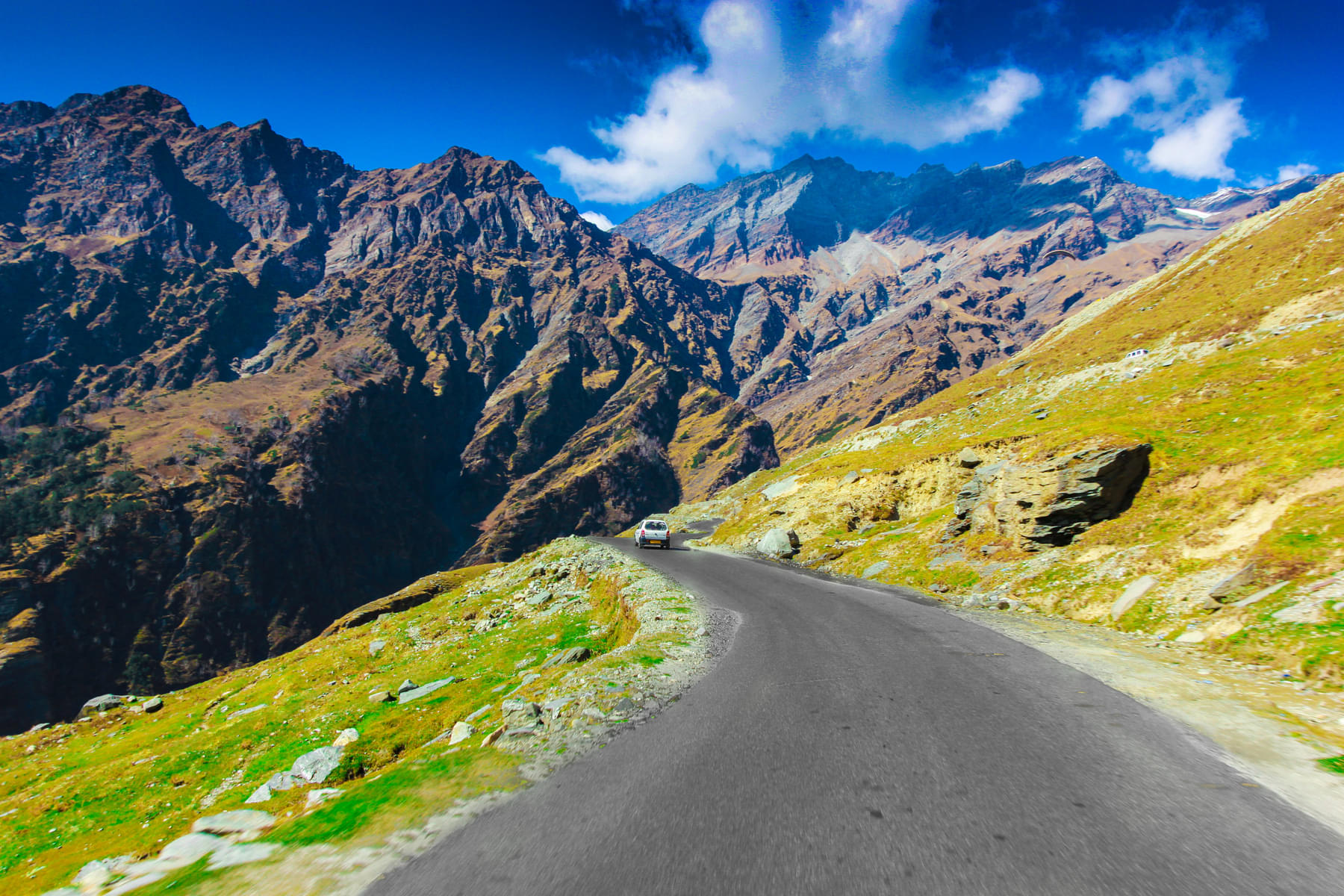 Go on a scenic drive through the mountain ranges of Manali