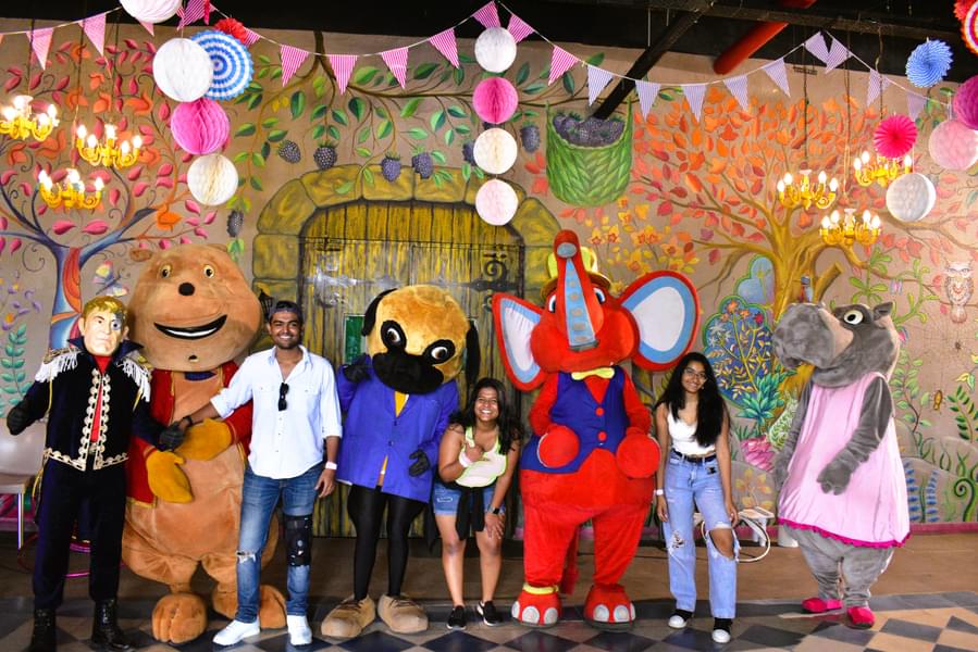 Meet with your favorite cartoon characters at the theme park. 