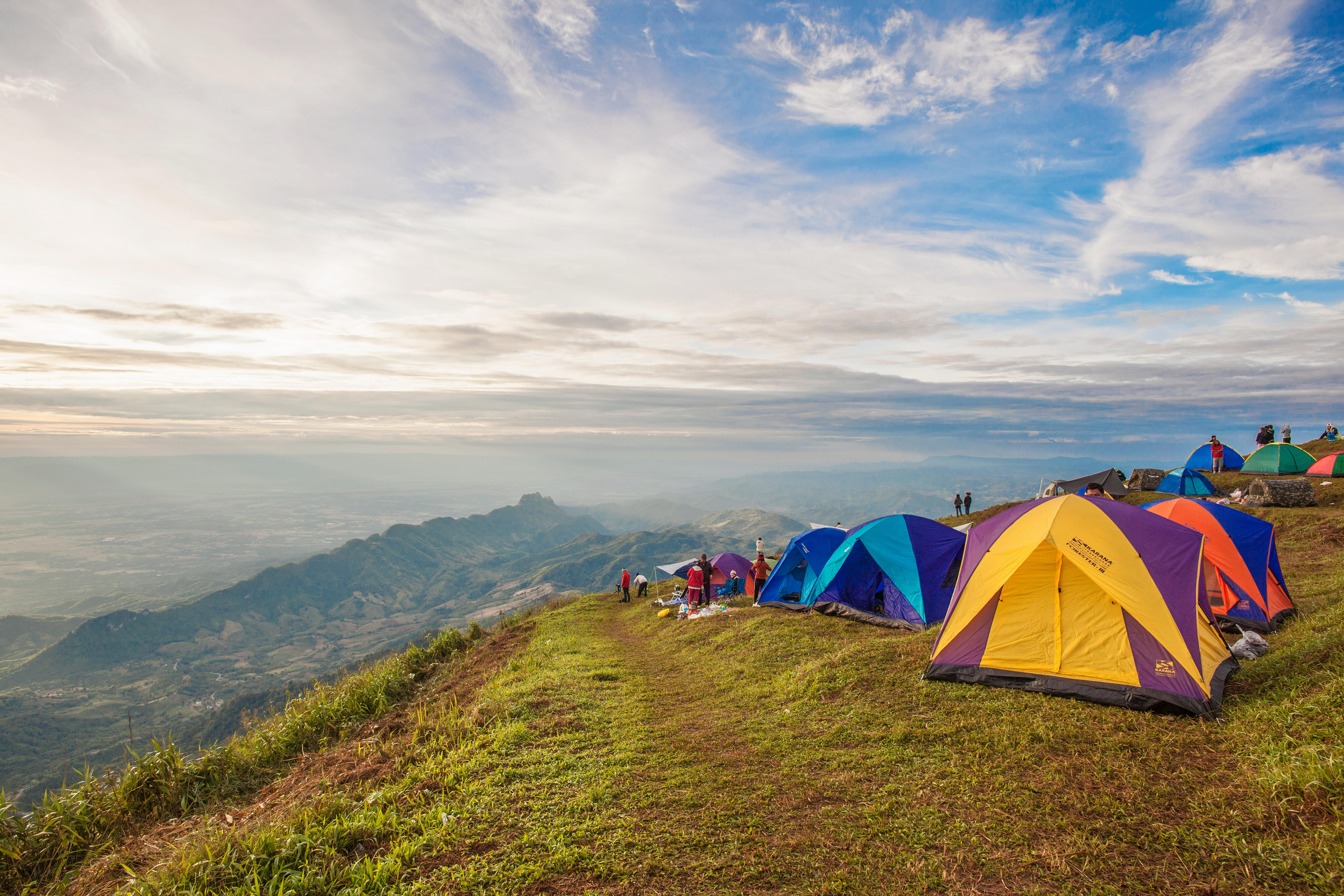 Top camping. Camp Valley палатки. Хиллтоп кемпинг. Гора Пху туб Берк. Camp Hill range.