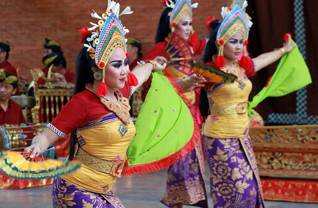 See amazing Balinese dance in the park