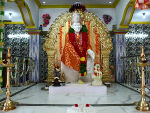 Pay your respects at the famous Sai Baba Temple in Shirdi