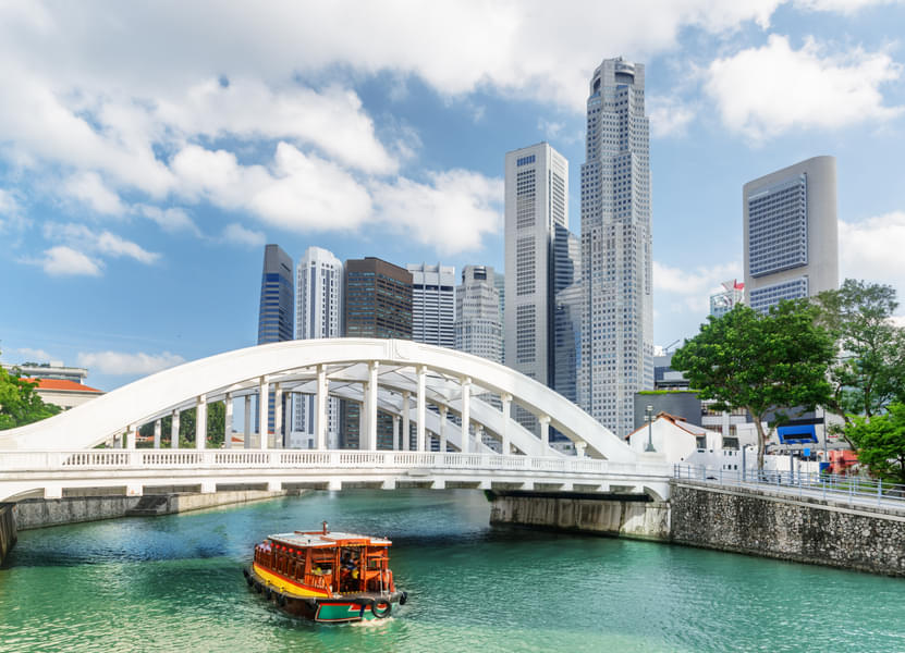 Admire the skyline of Singapore under the bright sun