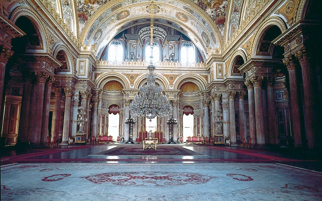 Largest carpet in Istanbul's Dolmabahçe Palace under restoration