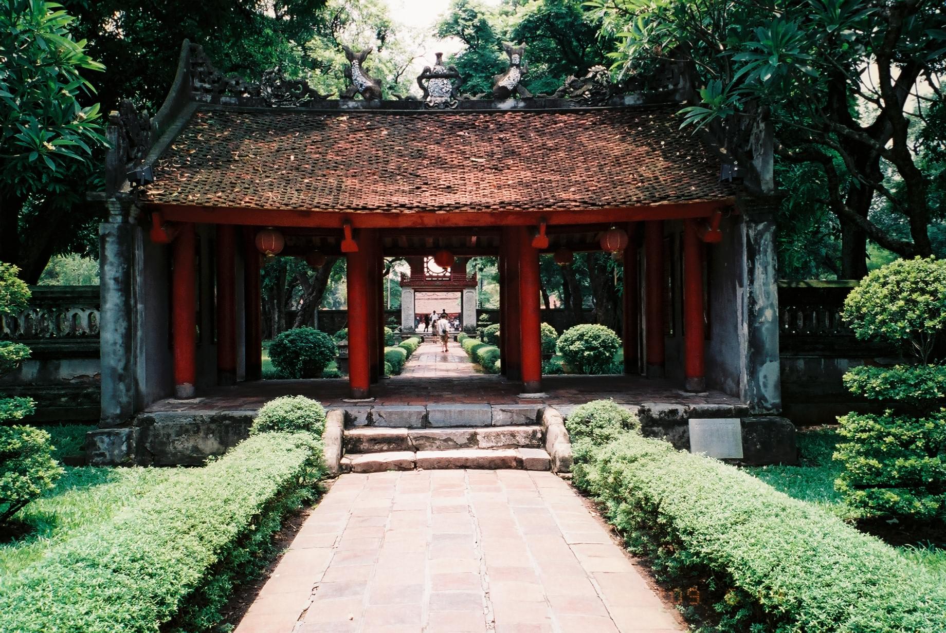 Admire the first courtyard (Dai Trung Mon)