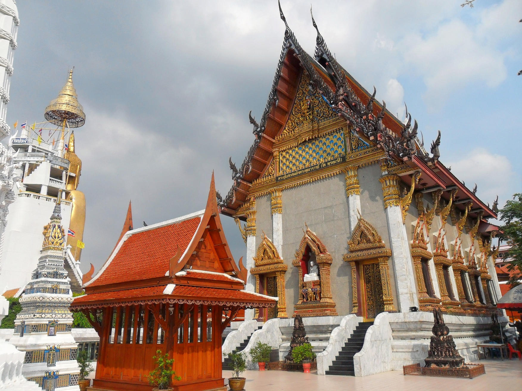 Wat Intharawihan Overview