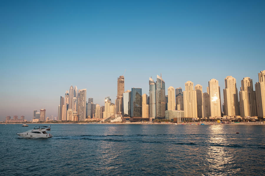 Breeze through Dubai Marina as you enjoy refreshing beverages