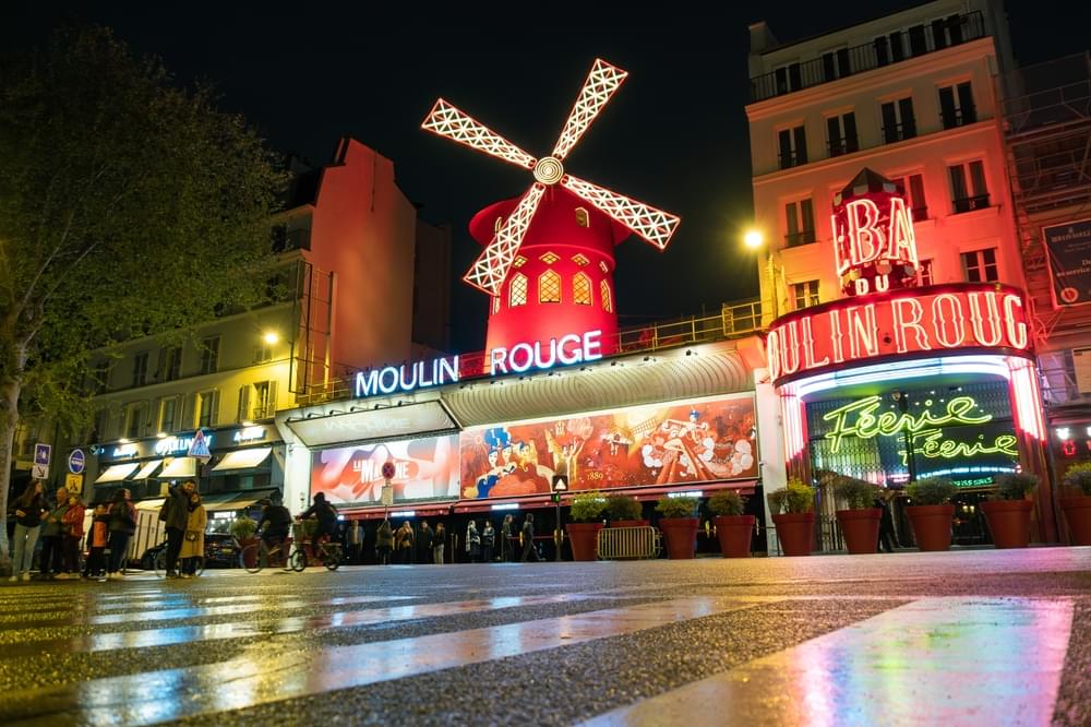 Enjoy Cabaret Show At Moulin Rouge