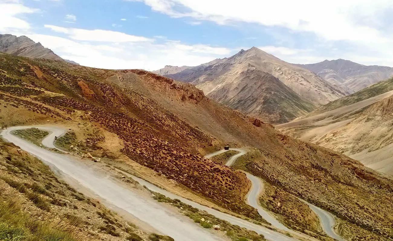 Drive past the breathtaking Gata Loops which is a famous mountain pass on the way from Manali to Leh.