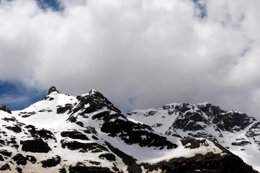 Reach the summit of the Rupin Pass trek and discover a breathtaking panorama that unfolds before you.