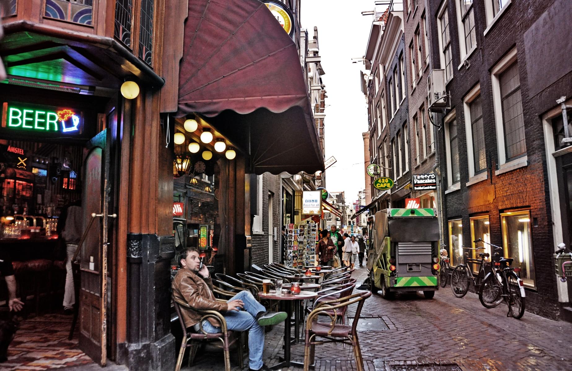 Pub Crawl in Amsterdam Day Trip