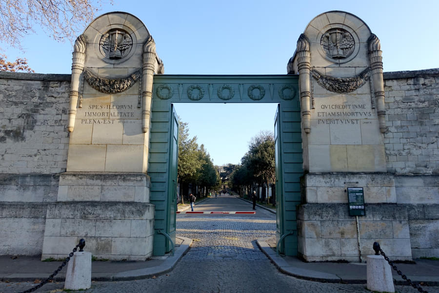 Explore the Père Lachaise Cemetery