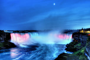 Witness the beauty of Niagara Falls under the night sky