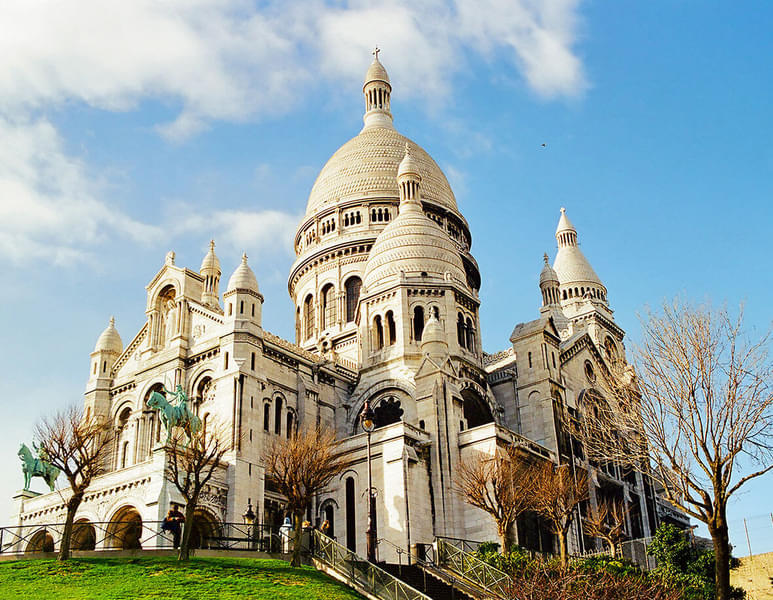 Embark on a Sacré Coeur and Montmartre tour in Paris