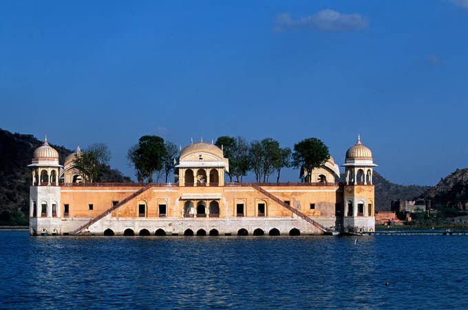 Experience Jaipur’s best sights with a serene stop at Jal Mahal
