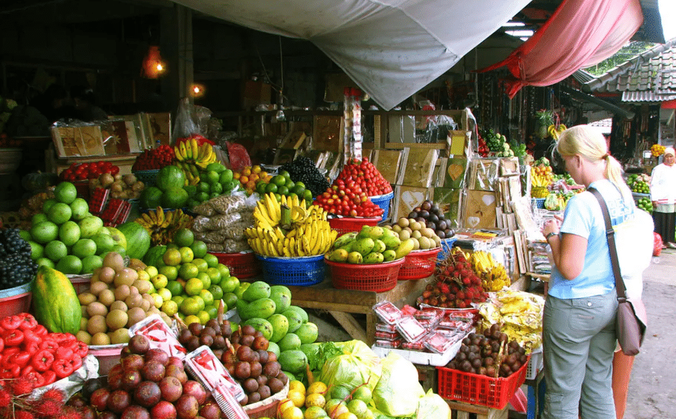 Purchase delicious fruits from Candi Kuning fruit market 