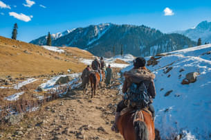 Oupq52dhagjz96akz7nzeg1y5my8 tourists%20enjoying%20horseback%20ride%20at%20thajiwas%20glacier,%20sonmarg