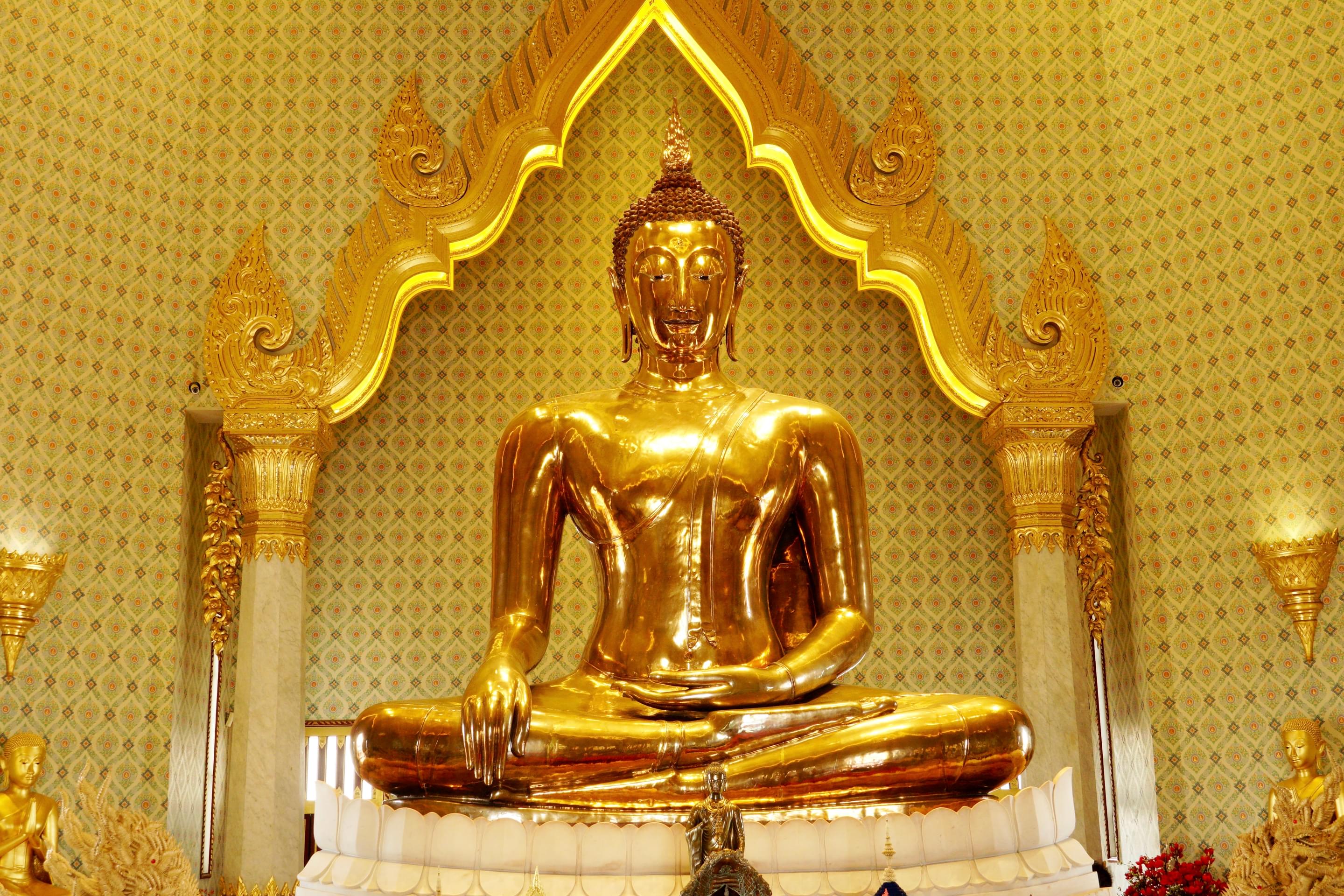 The Golden Buddha At Wat Traimit Overview