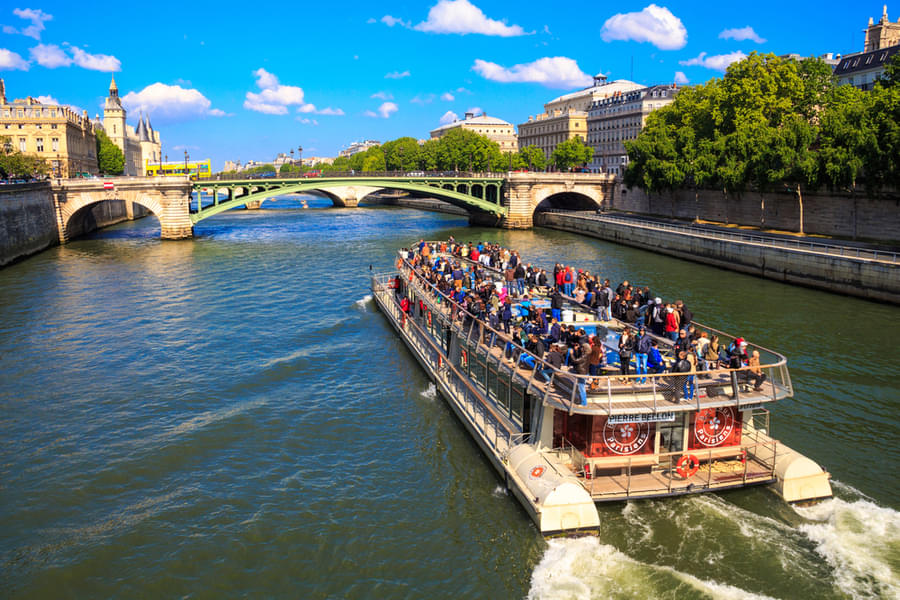 Sail smoothly across the Seine river