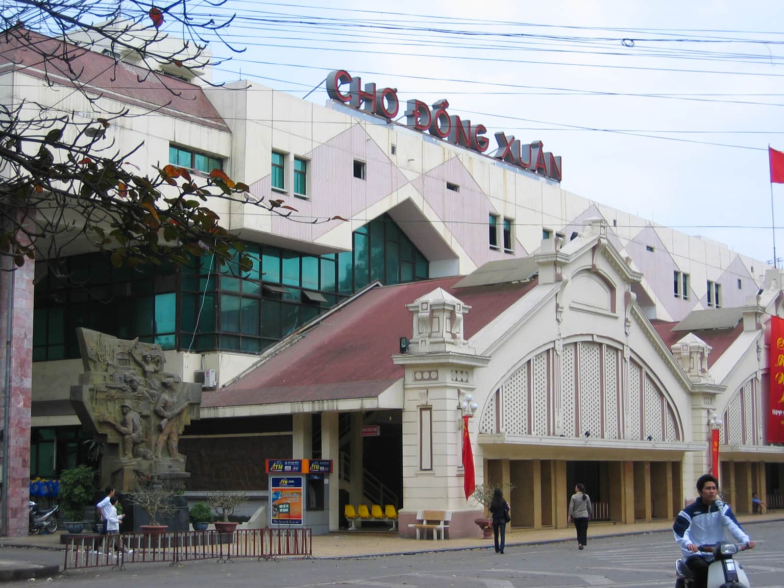 Explore the Dong Xuan Market