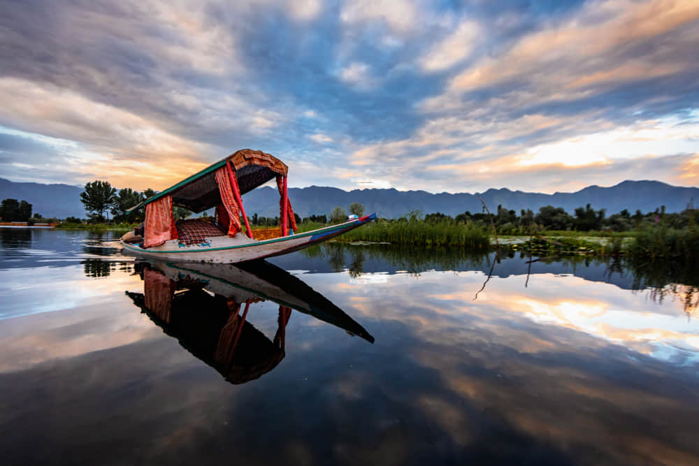 Stay in a houseboat on Dal Lake